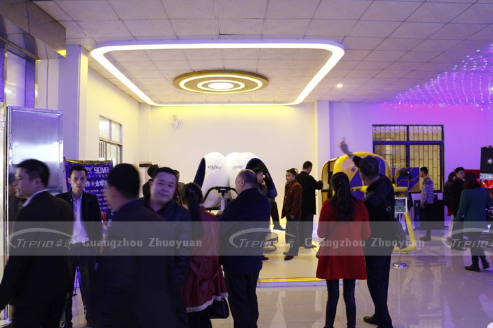 Zhuoyuan virtual reality equipment attracted a lot of people to experience